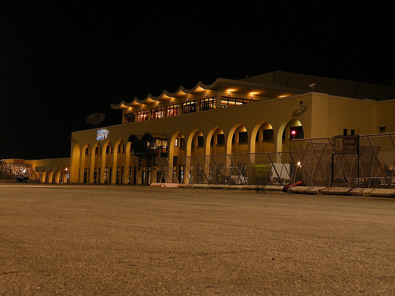 マルタ 乗り継ぎ比較2026 — ドバイ・イスタンブール